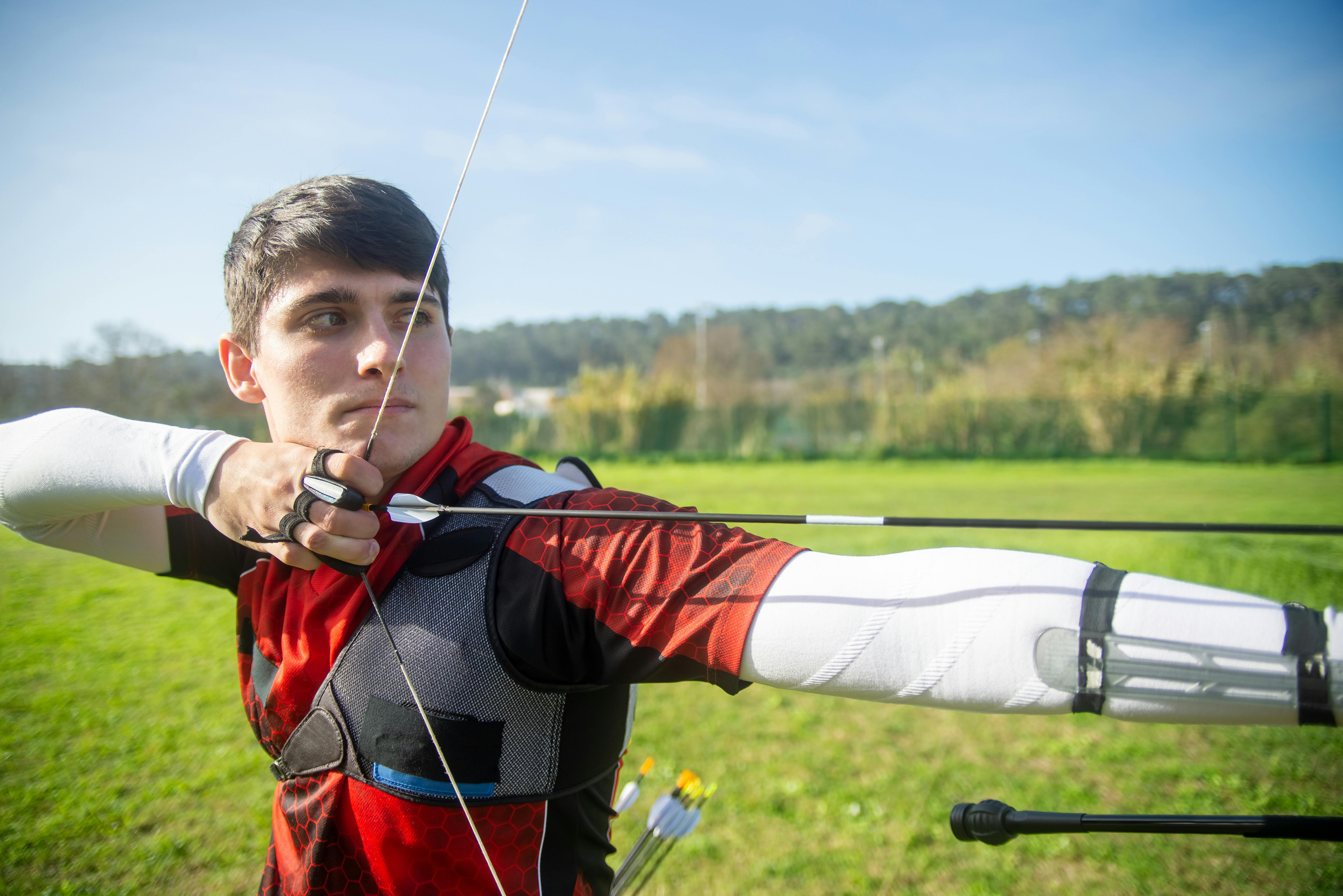 Arciere che mira all'aperto durante un allenamento